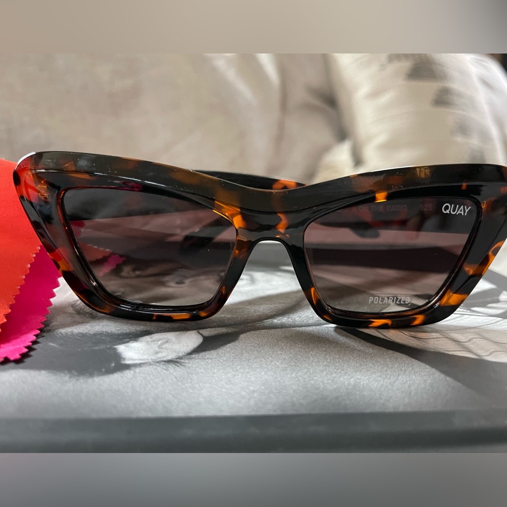 NWOT Quay Sunglasses